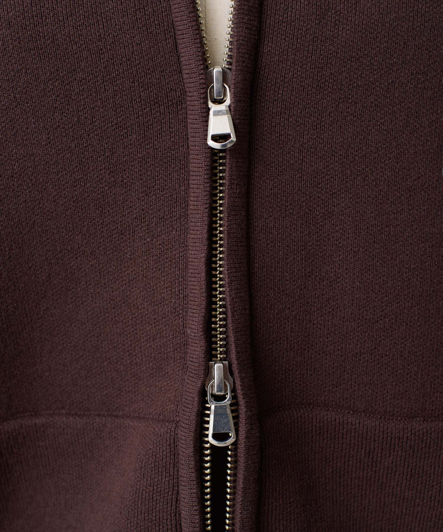 ロゴジップフーディ― 26W104 (BROWN)