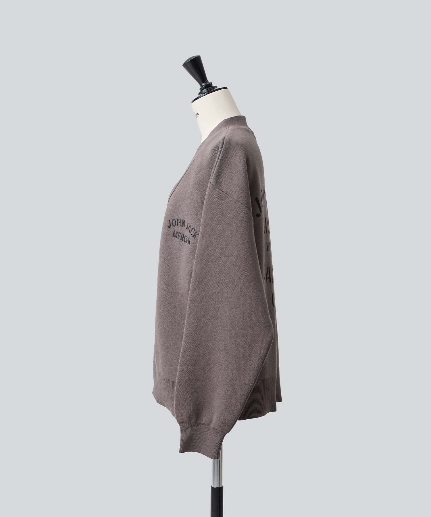 バックロゴVネックカーディガン26W103 (CHARCOAL)