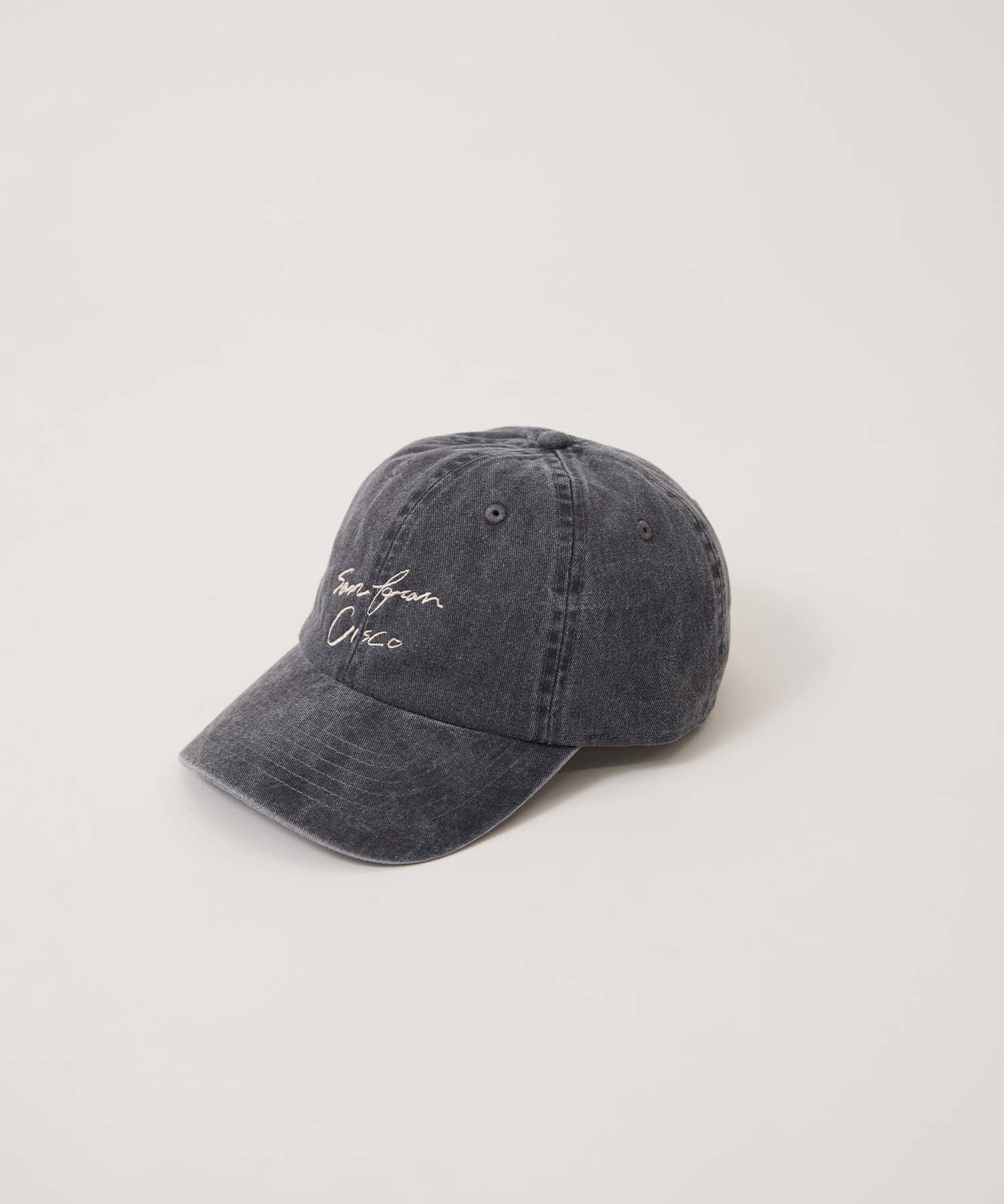 ロゴ刺繍キャップ 26SM21 (CHARCOAL)