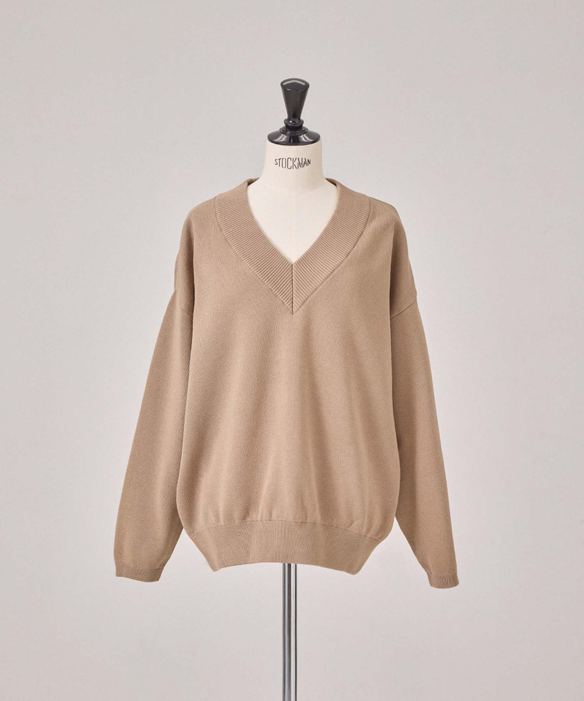 Vネックバックロゴニット 26W100 (MOCA)