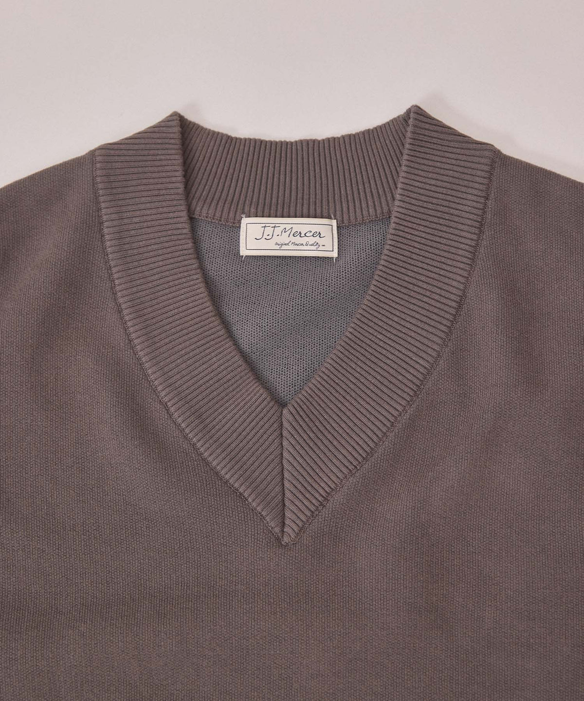 Vネックバックロゴニット 26W100 (CHARCOAL)
