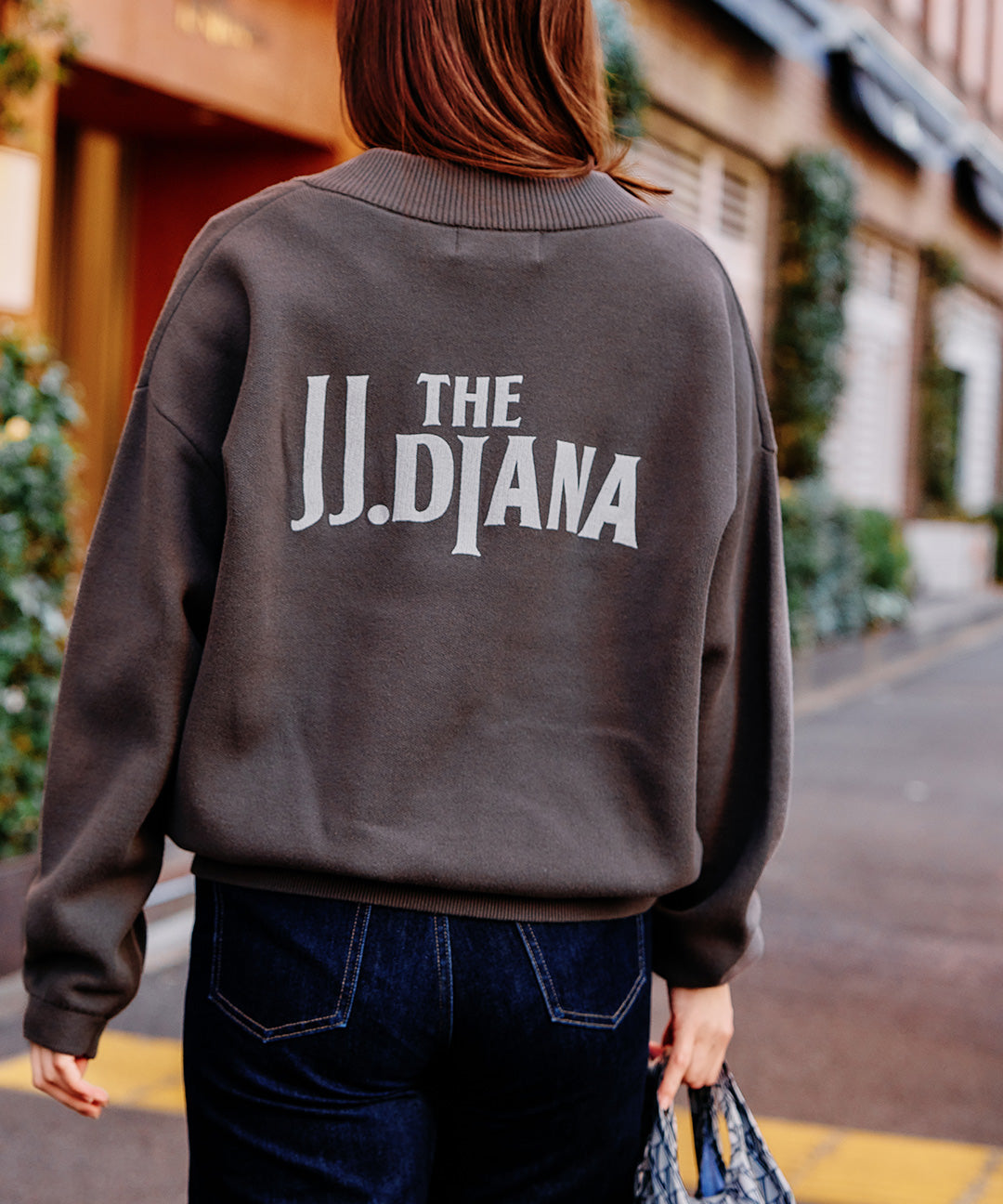 Vネックバックロゴニット 25W602B (CHARCOAL)