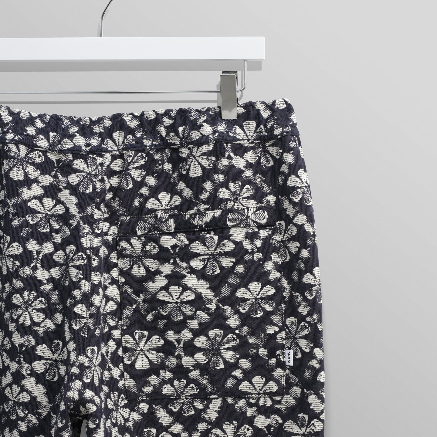 カートトラウザーズ FLOWER STAMP JCQUARD (NAVY/ECRU)