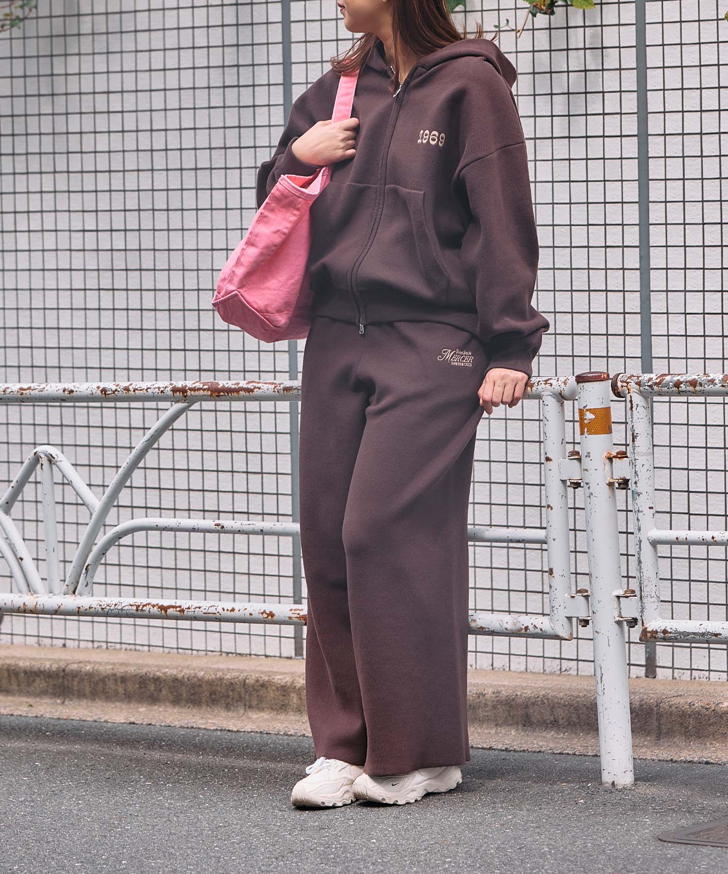 ロゴジップフーディ― 26W104 (BROWN)