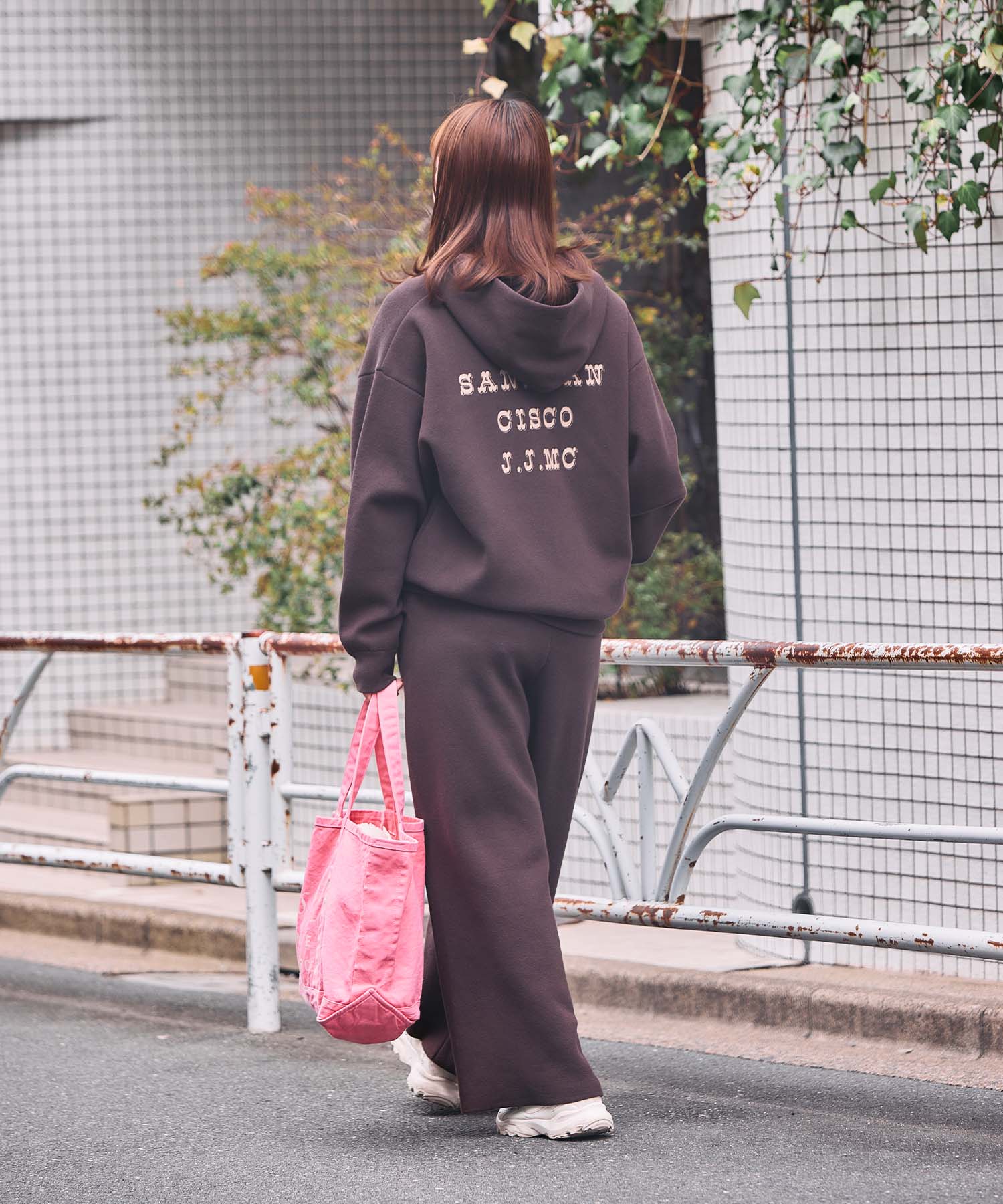 ロゴジップフーディ― 26W104 (BROWN)