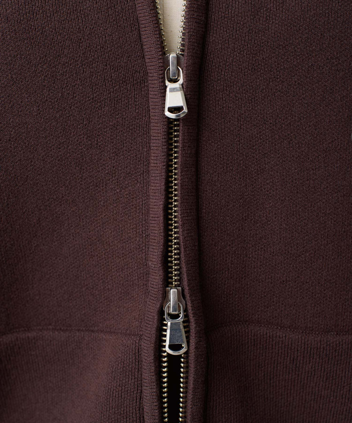 ロゴジップフーディ― 26W104 (BROWN)