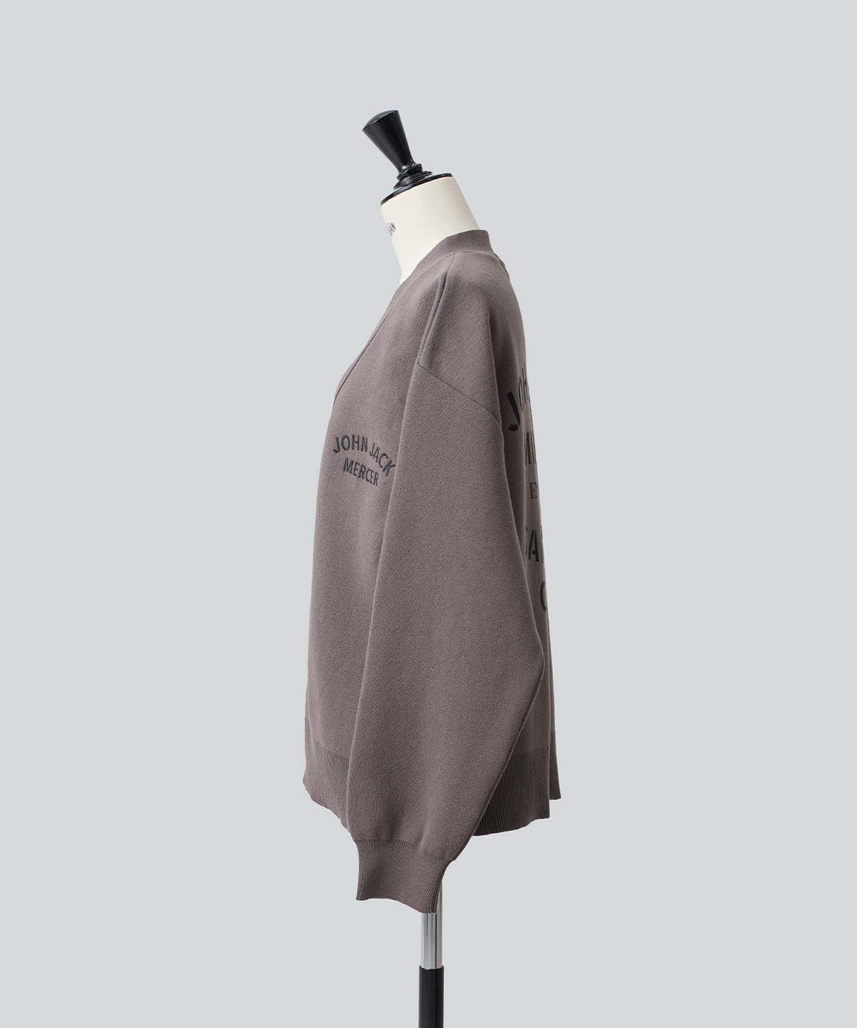 バックロゴVネックカーディガン26W103 (CHARCOAL)