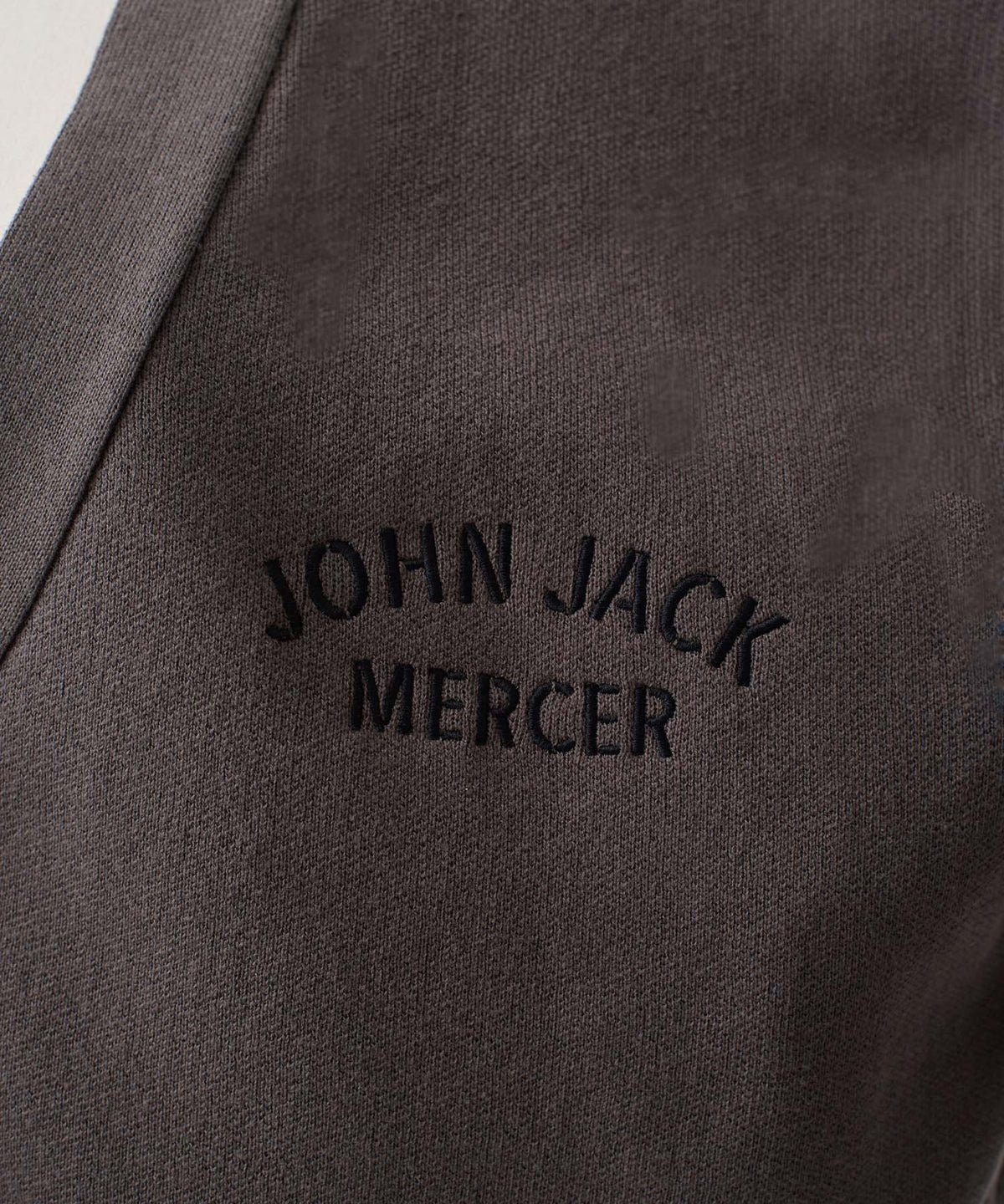 バックロゴVネックカーディガン26W103 (CHARCOAL)