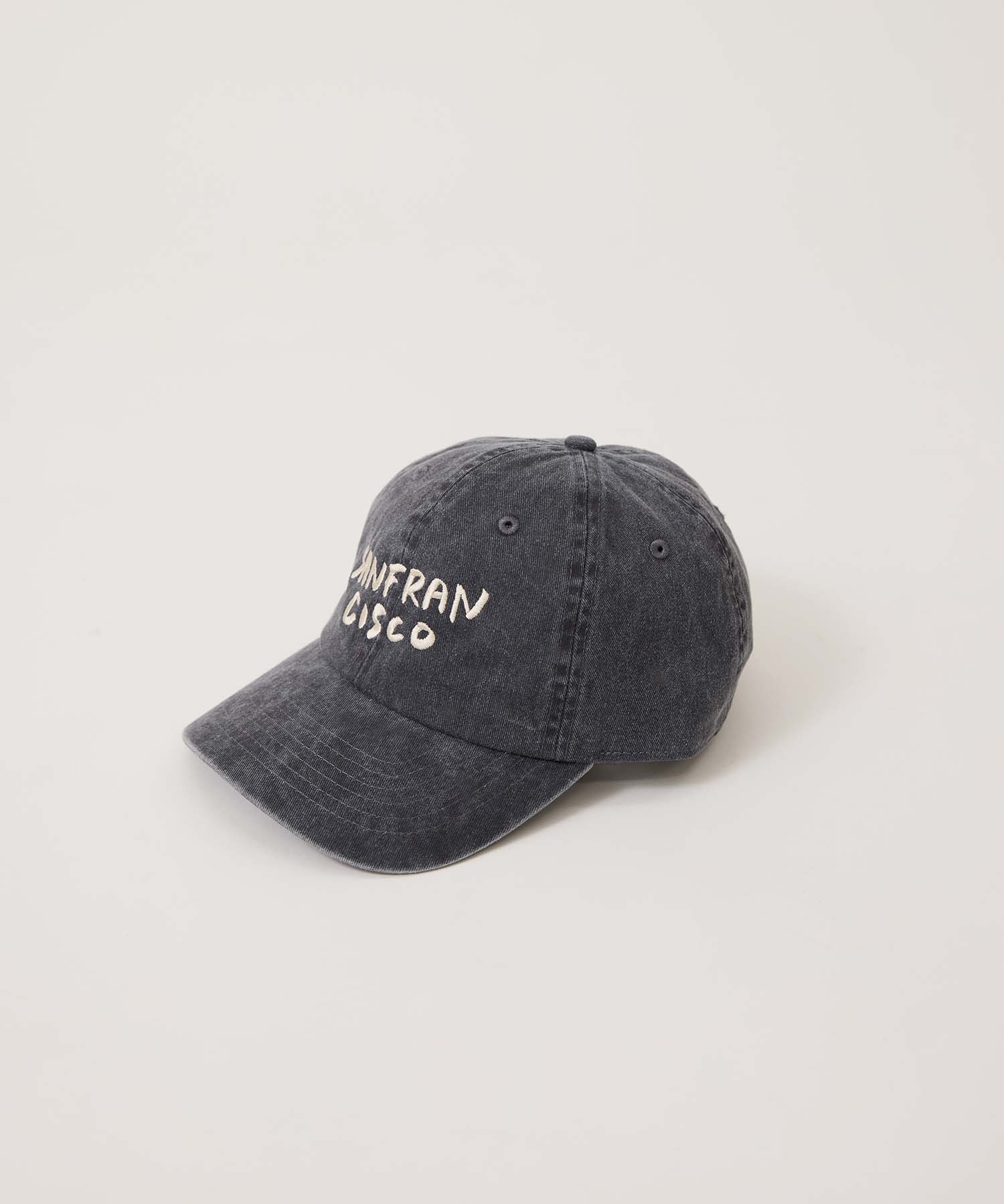 ロゴ刺繍キャップ 26SM11 (CHARCOAL)