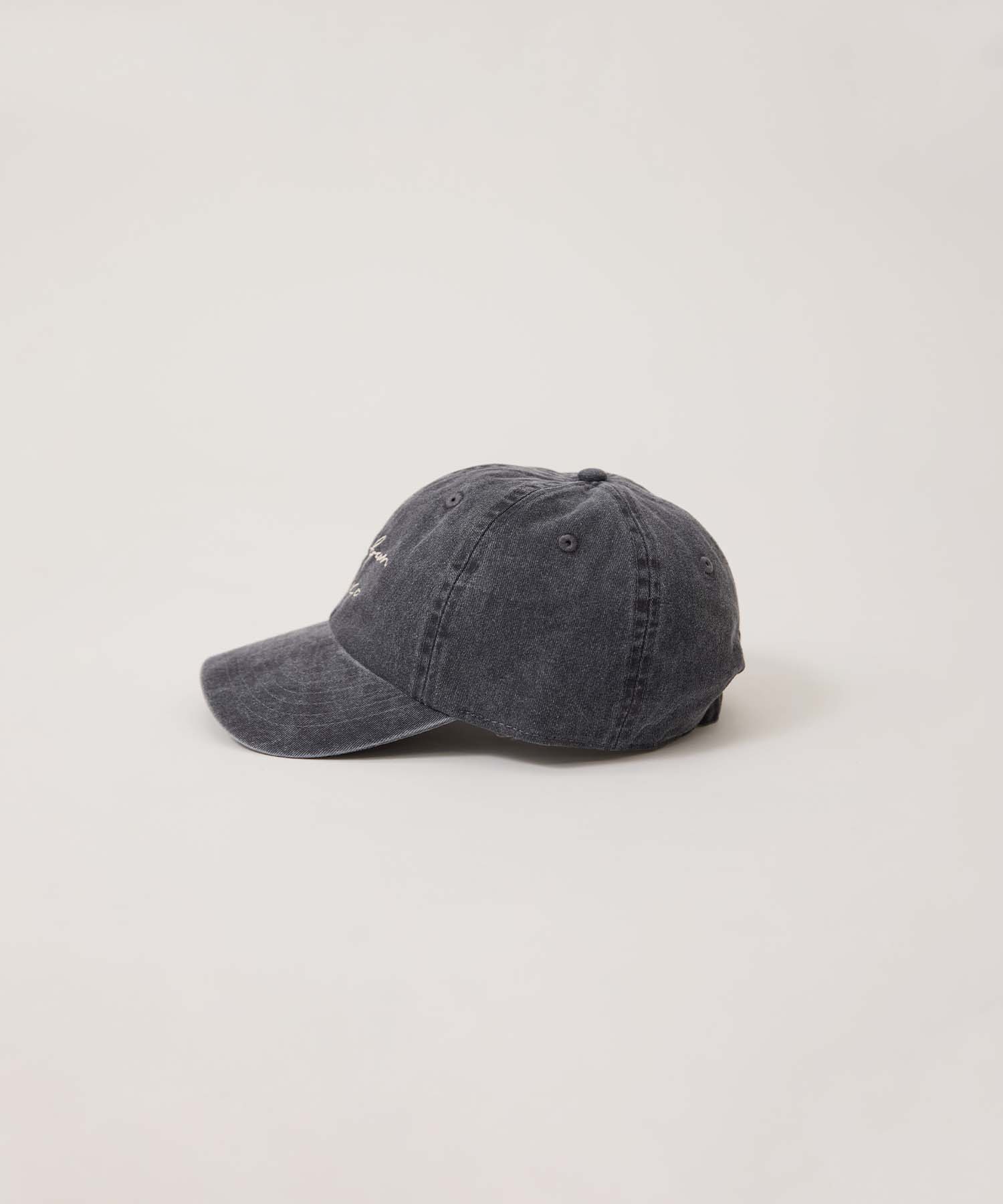 ロゴ刺繍キャップ 26SM21 (CHARCOAL)