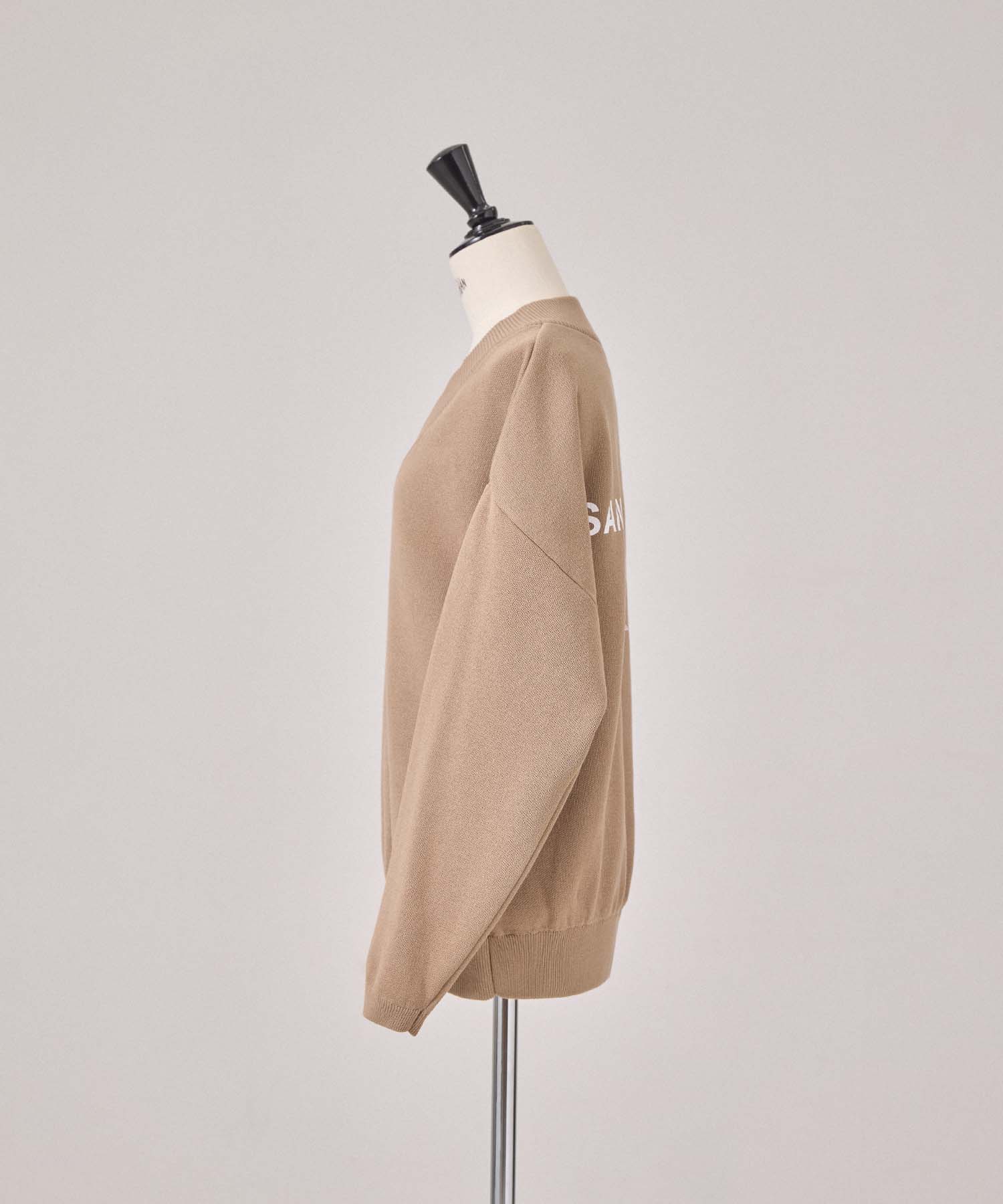 Vネックバックロゴニット 26W100 (MOCA)