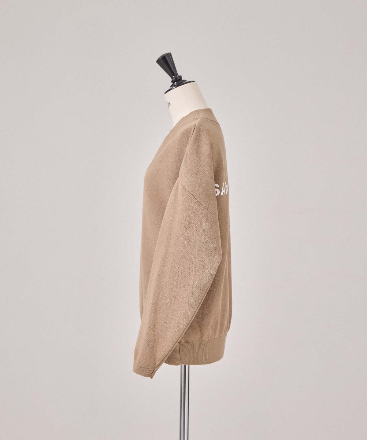 Vネックバックロゴニット 26W100 (MOCA)