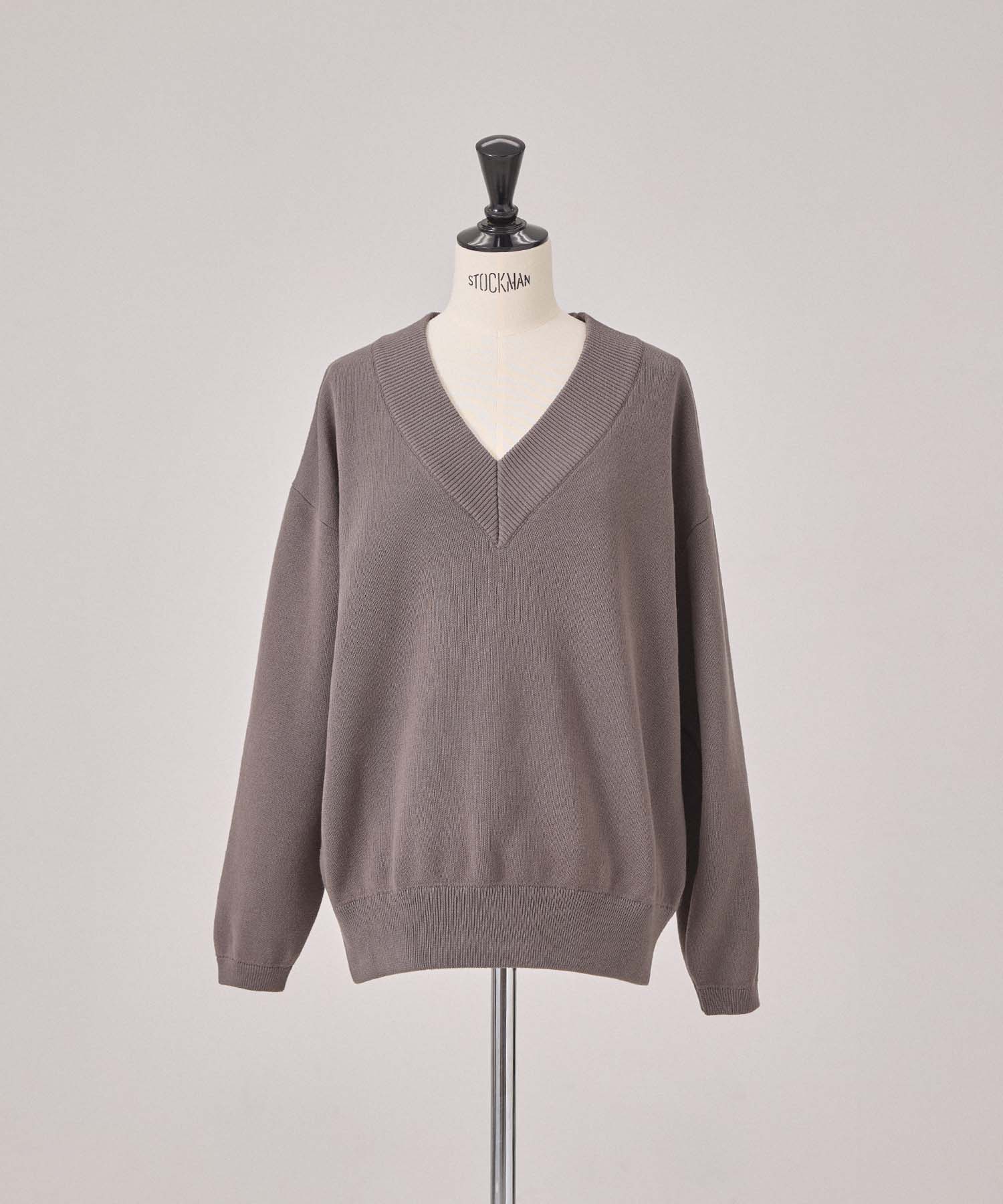 Vネックバックロゴニット 26W100 (CHARCOAL)