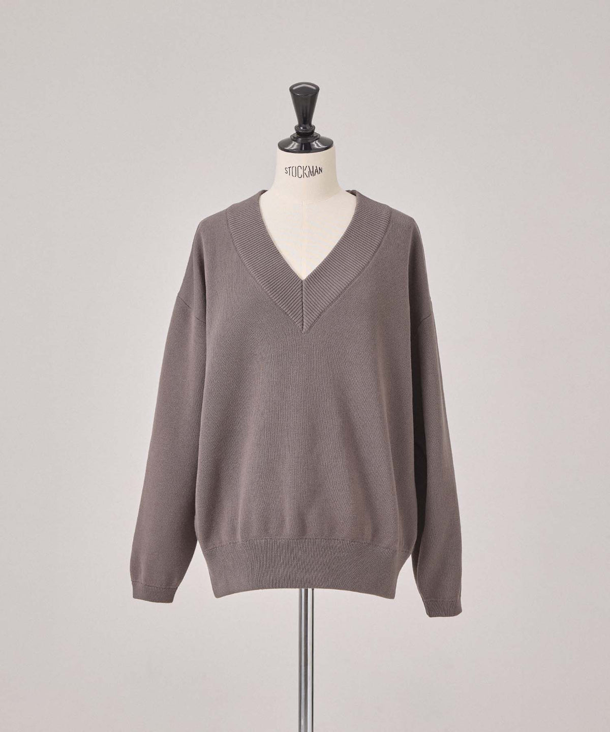 Vネックバックロゴニット 26W100 (CHARCOAL)