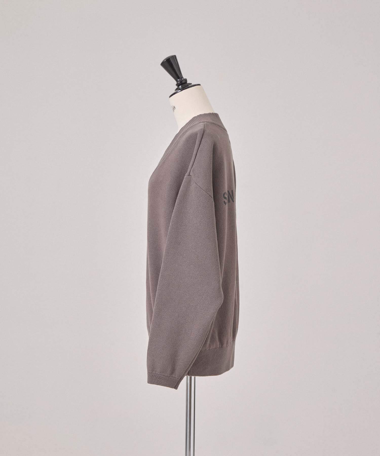 Vネックバックロゴニット 26W100 (CHARCOAL)
