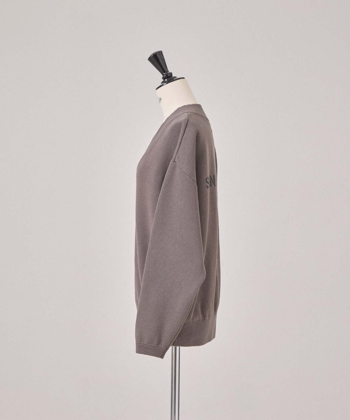 Vネックバックロゴニット 26W100 (CHARCOAL)