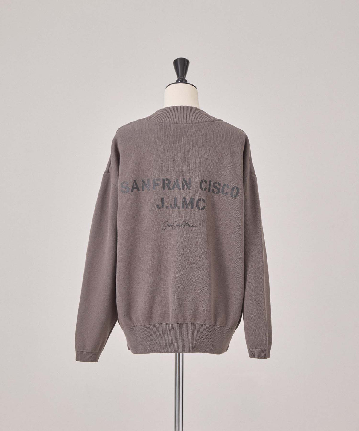 Vネックバックロゴニット 26W100 (CHARCOAL)