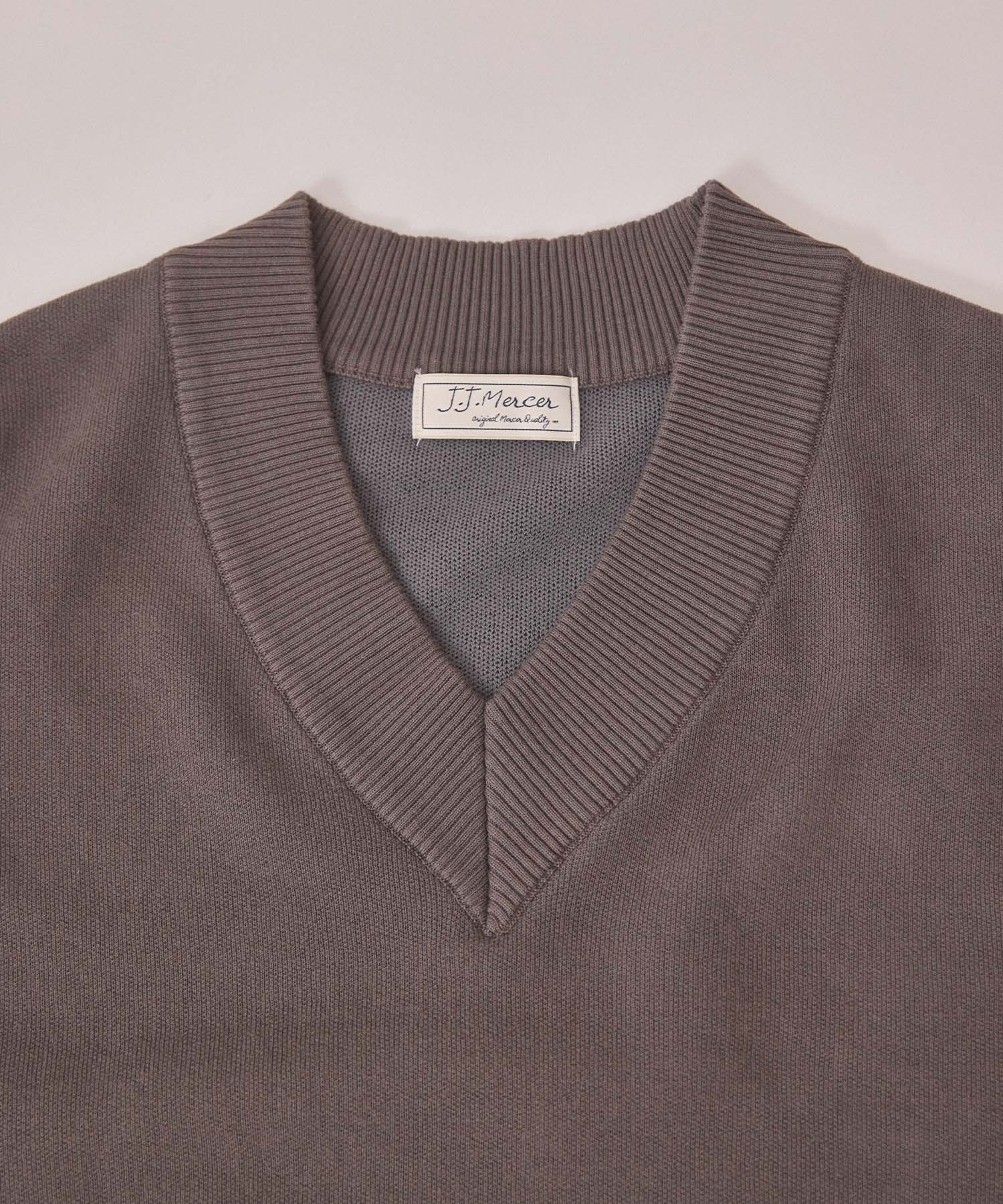 Vネックバックロゴニット 26W100 (CHARCOAL)