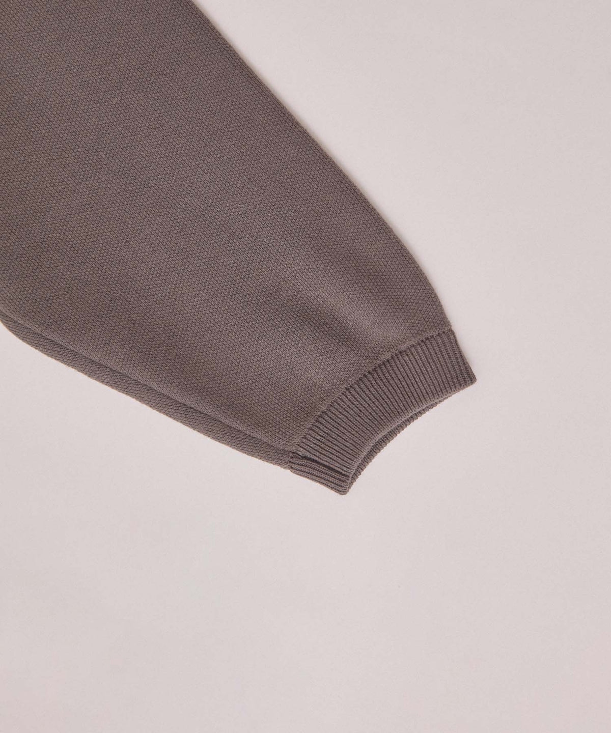Vネックバックロゴニット 26W100 (CHARCOAL)