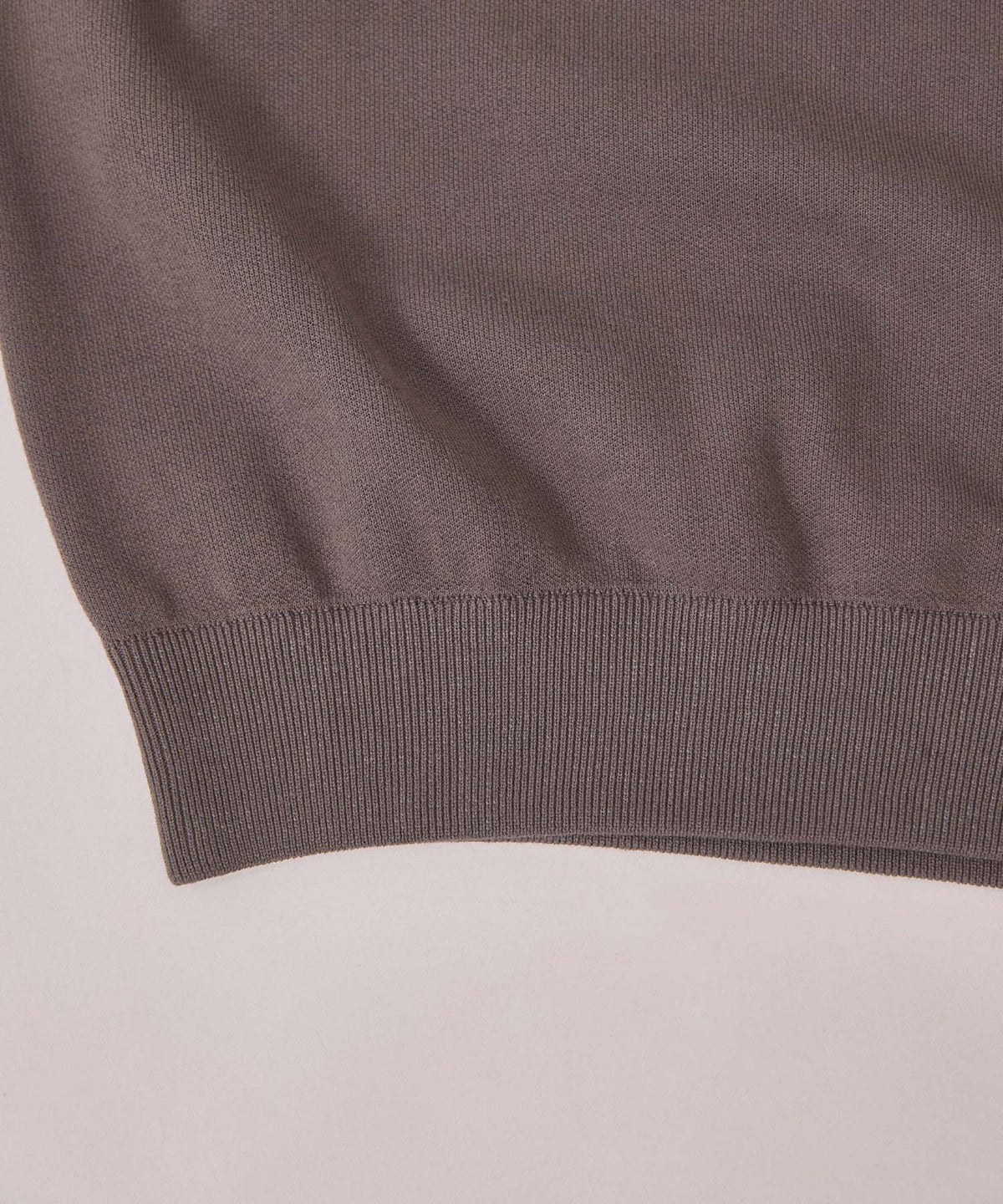 Vネックバックロゴニット 26W100 (CHARCOAL)