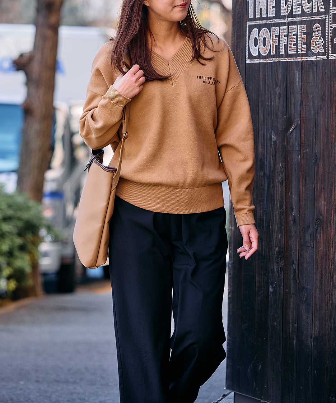 Vネックバックロゴニット 25W602B (CAMEL)