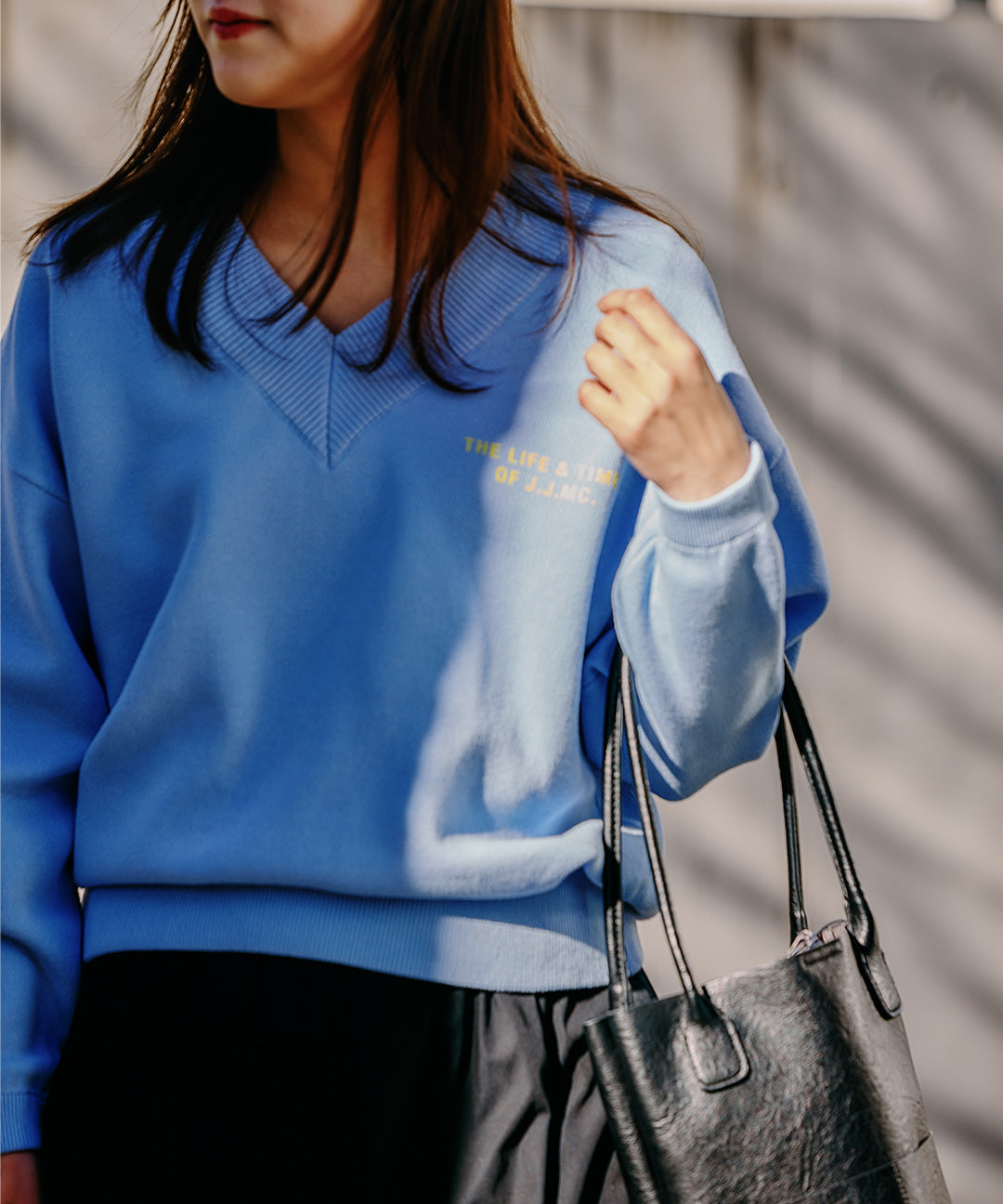 Vネックバックロゴニット 25W602B (SAX)