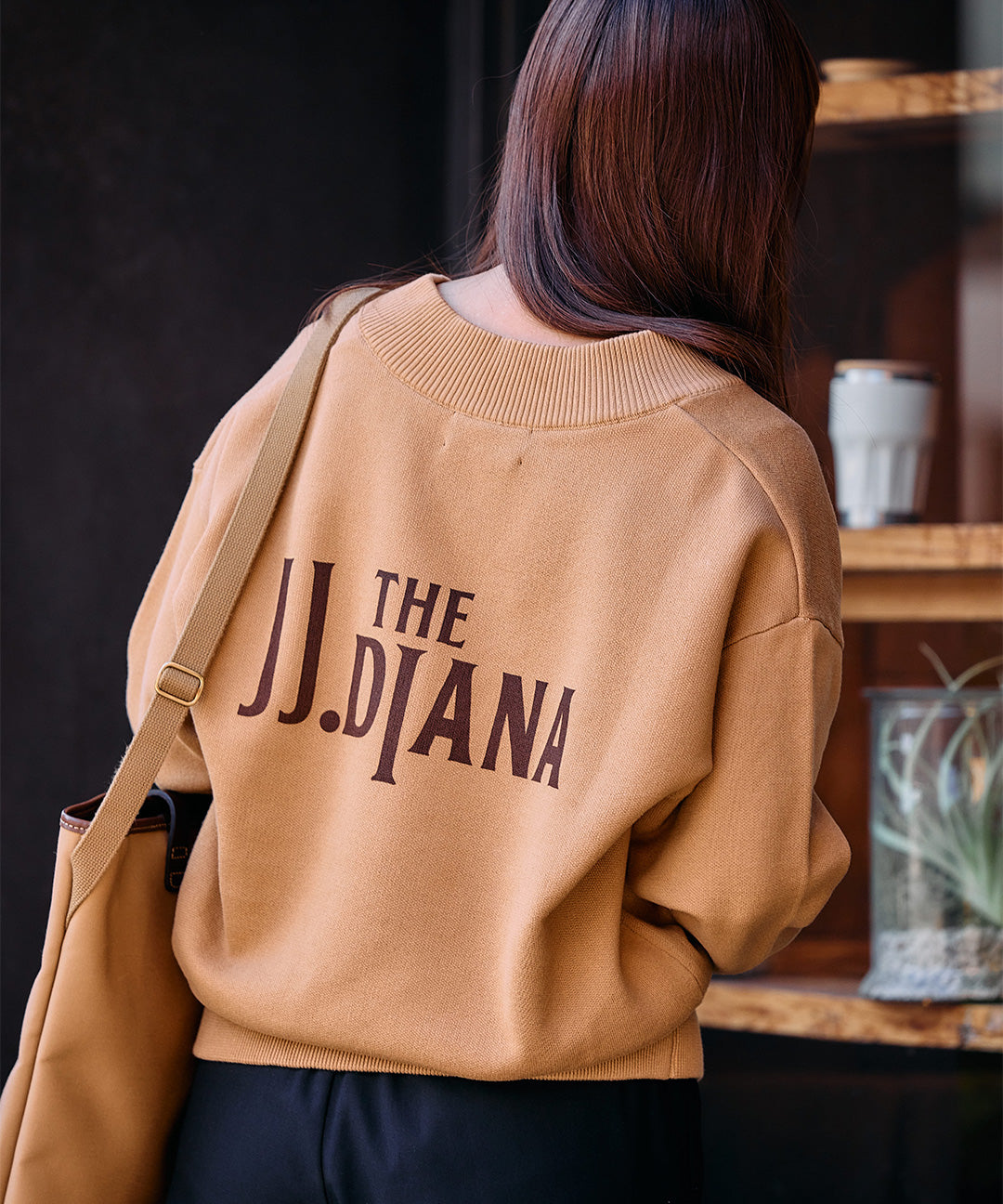 Vネックバックロゴニット 25W602B (CAMEL)